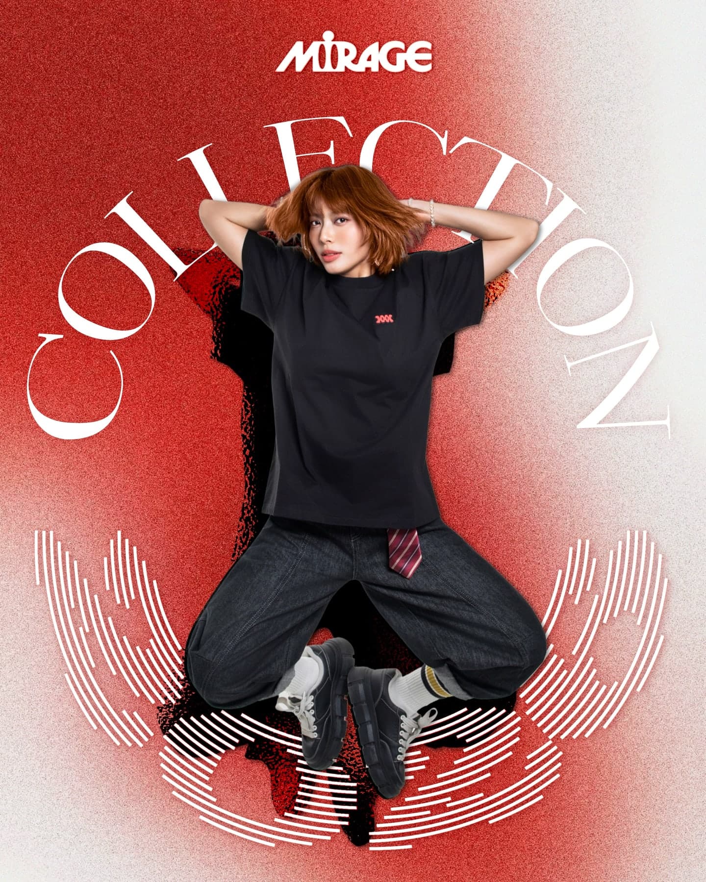 Modelo con la remera negra de Mirage sobre el afiche rojo de COLLECTION